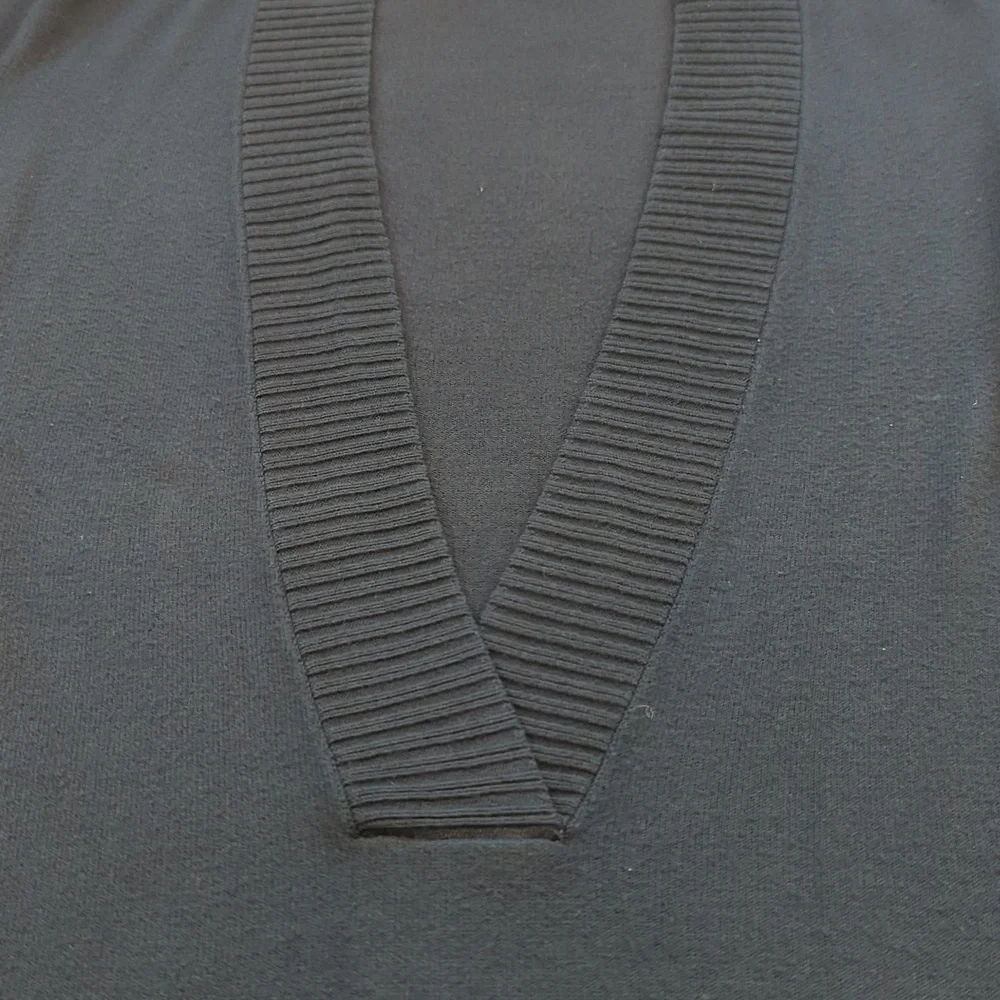 Ann Taylor Petites Low Cut V-Neck Sweater. Dark Blue Size Medium Petite - Picture 6 of 8